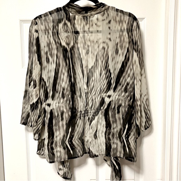⭐️2/$20⭐️ Flowy, semi-sheer black, grey & white shrug, Reitmans, women's size XL - Picture 6 of 6